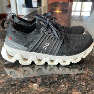 On Running women’s Black and White Athletic Shoes